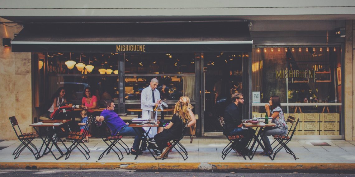 Abrir o morir: Restaurantes desafían al semáforo rojo