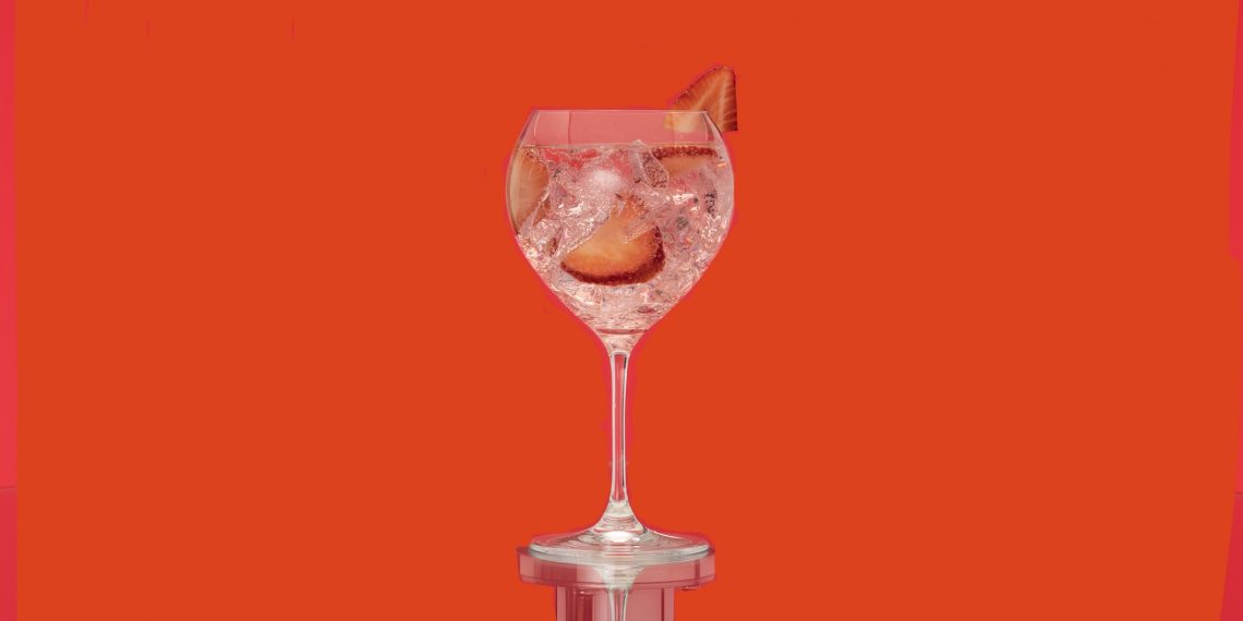 Brinda con un Rose Tonic