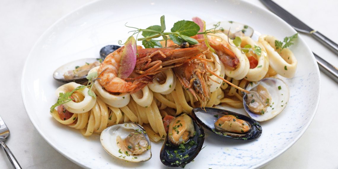 Pasta linguini al estilo Sepia, los mariscos del chef Julián Martínez