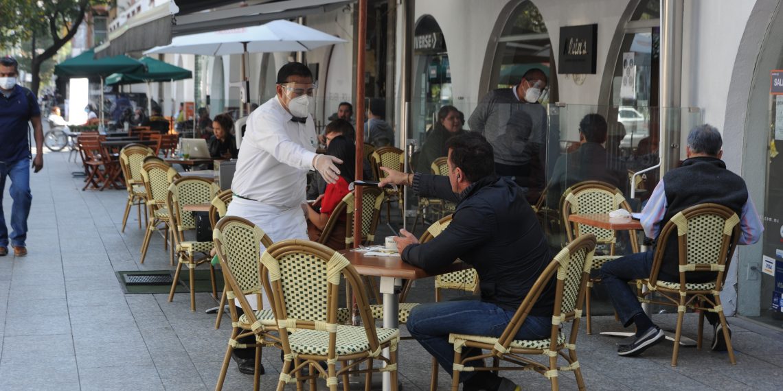 Restaurantes podrán atender al interior, pero con aforo reducido