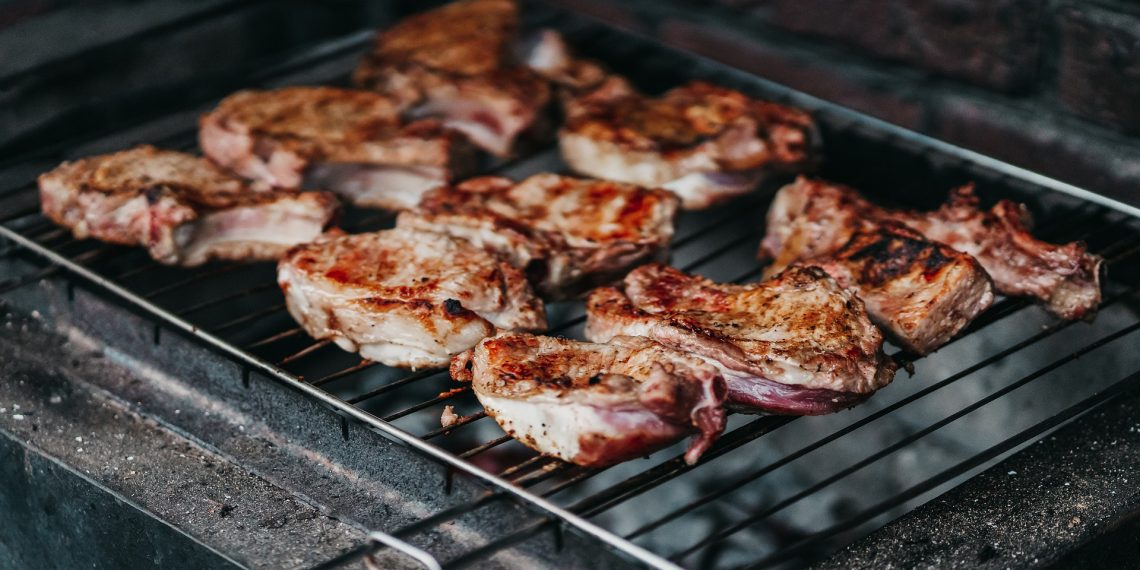 Aprende a prender el carbón para tu primera carnita asada