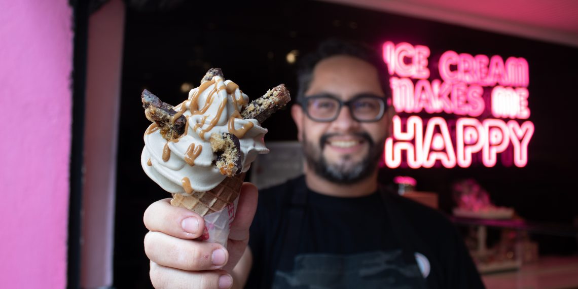 Helado con chicharrón, una botana que refresca