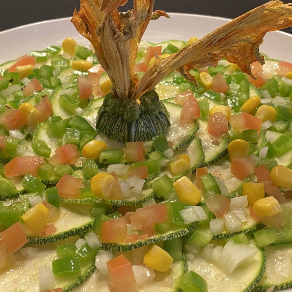 Ensalada de calabaza y chilaca con vinagreta de orégano