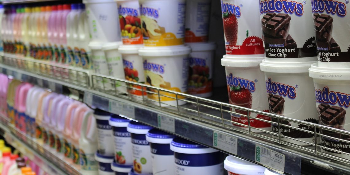 Descubre por qué no guardar comida en envases de yogurt