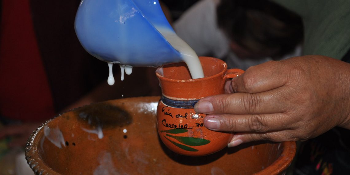 ¡Para el frío! Sorprende con un atole de tamarindo