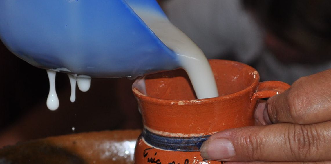¡Para el frío! Sorprende con un atole de tamarindo