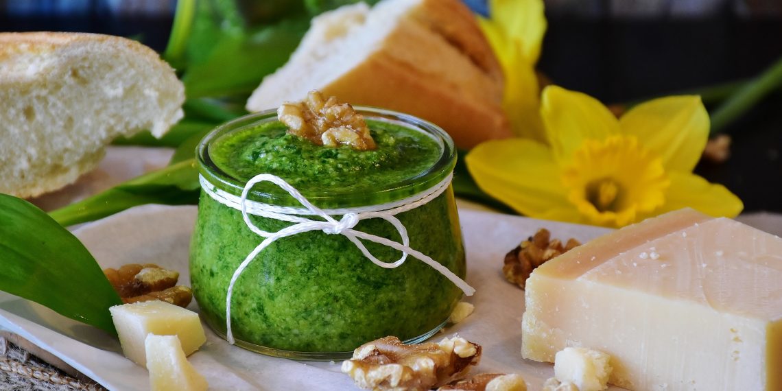 Queso moldeado con pesto