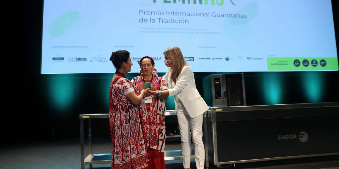 Reciben premio cocineras oaxaqueñas en Austrias