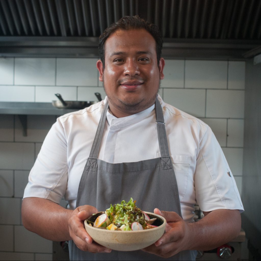 El irresistible pozole de mariscos del chef Alejandro Cuatepotzo