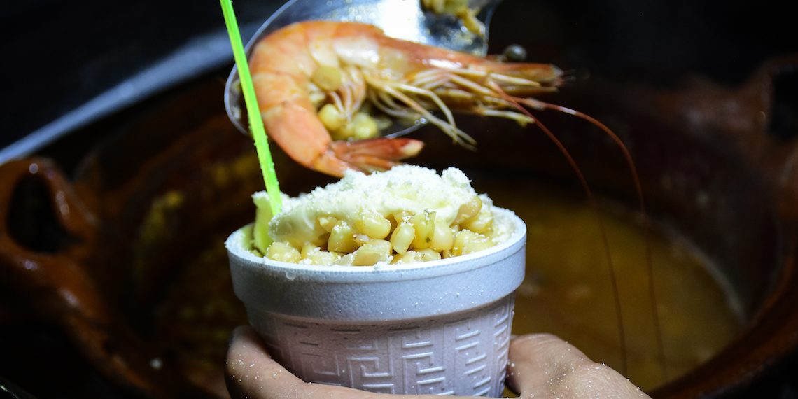 Prueba el elote “momia” o los esquites con camarón