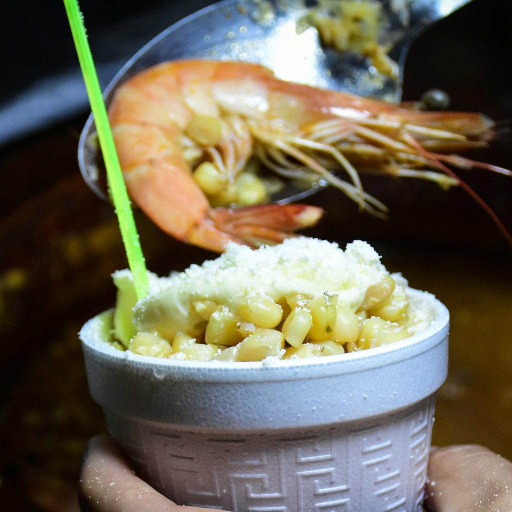 Prueba el elote “momia” o los esquites con camarón