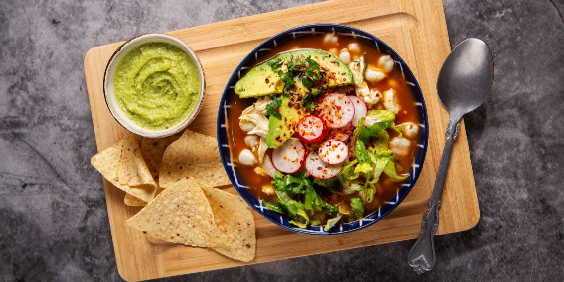 El protagonista: Receta fácil de pozole rojo para la noche mexicana