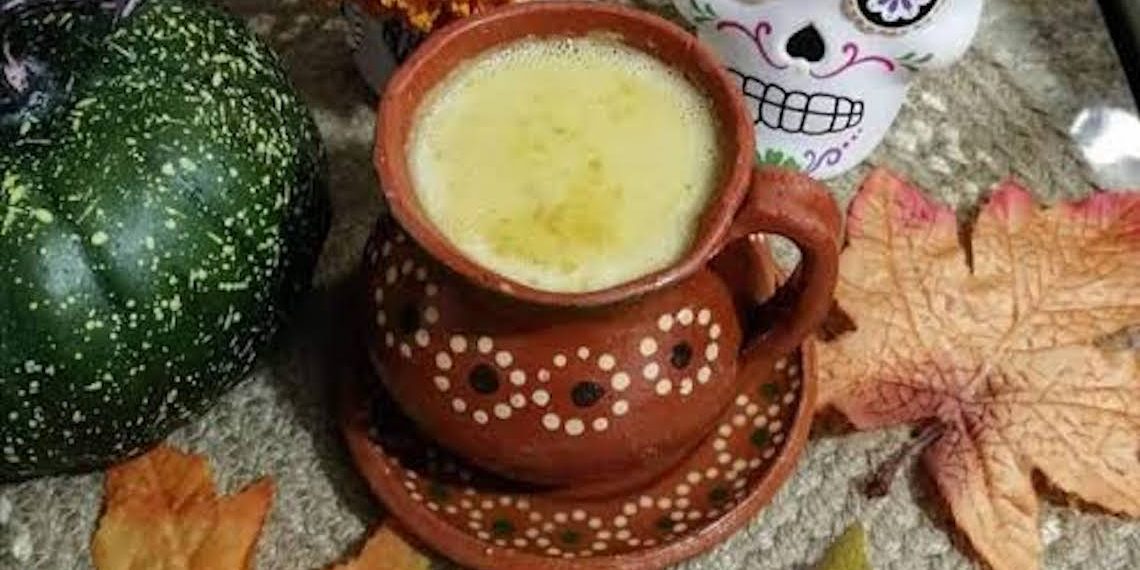 Antes de la ofrenda, prepara un atole de cempasúchil para el frío