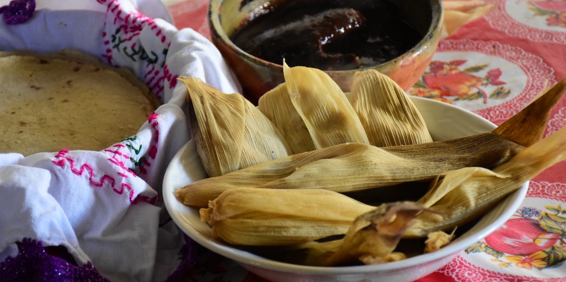 En la ofrenda también se pone un plato de tamales “tontos” para las almas en pena