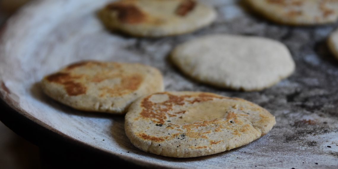 Conoce el tlaxcal, el pan prehispánico para Día de Muertos