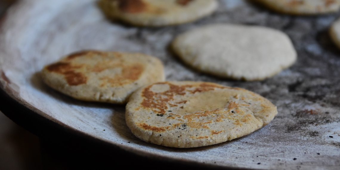 Conoce el tlaxcal, el pan prehispánico para Día de Muertos