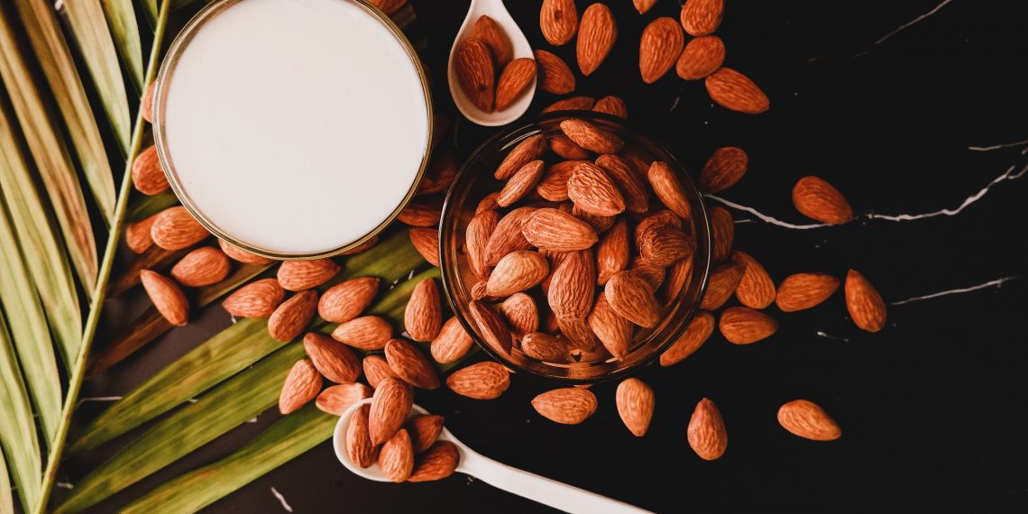 Dos desayunos con leche de almendras