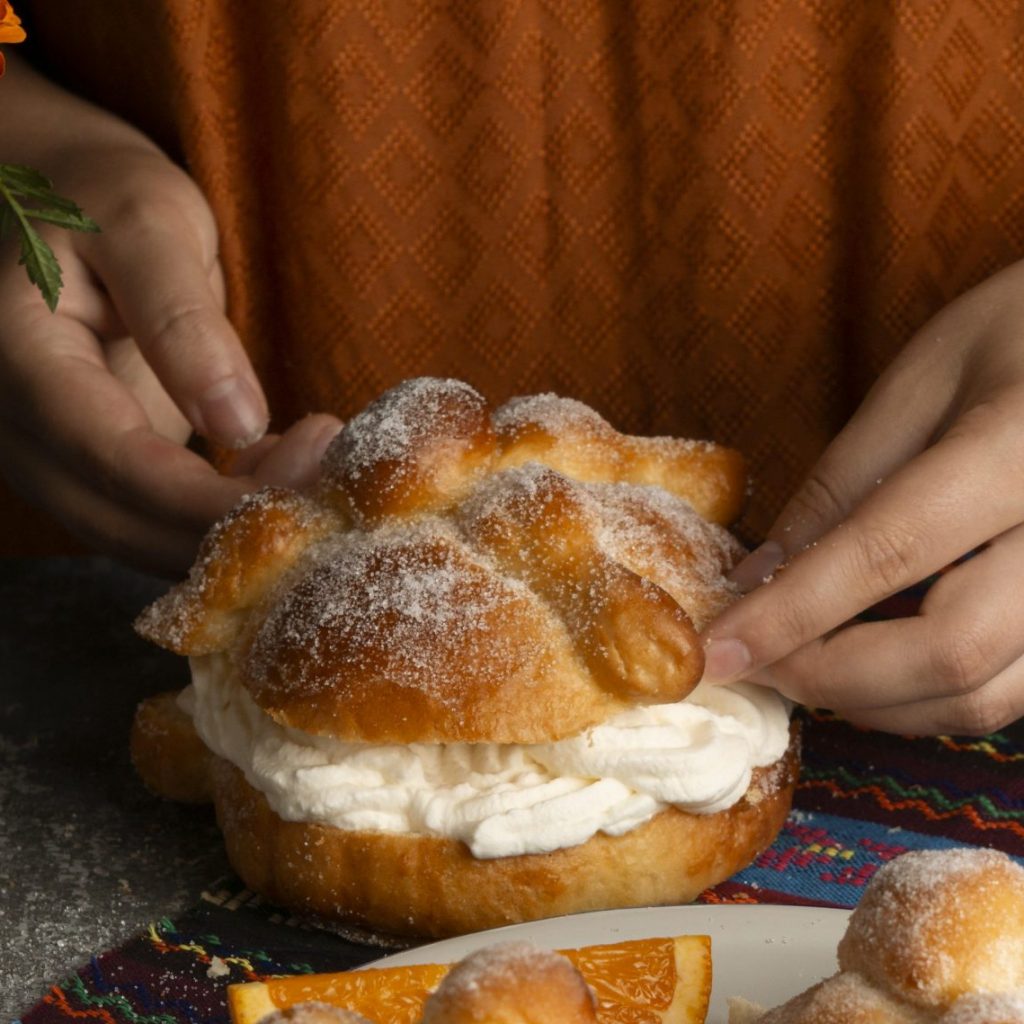 Pan de muerto tradicional con helado de vainilla