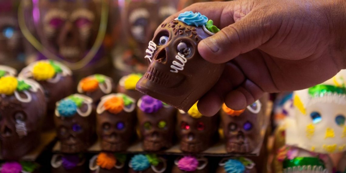 Aprovecha las calaveritas de chocolate en la ofrenda y conviértelas en bebida