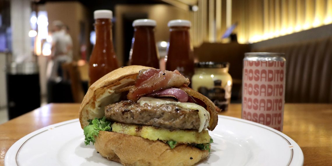 Un lugar con propuesta en hamburguesas y vino en lata