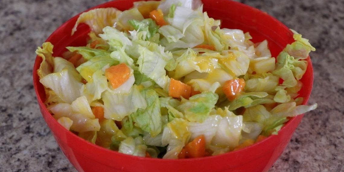 Prepara esta práctica ensalada simple con aderezo de mango