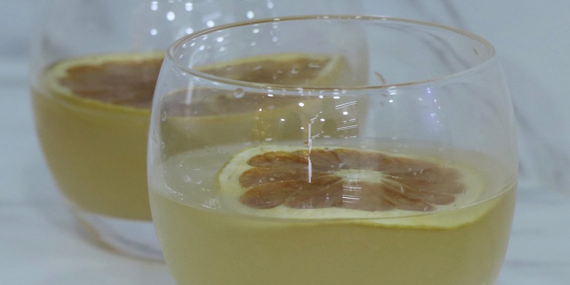 Prepara un coctel de mezcal con la receta de Fátima León