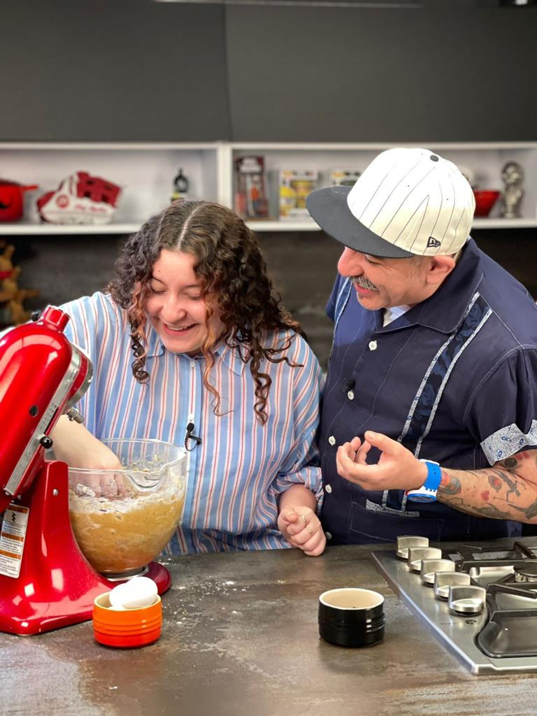 El chef Aquiles Chávez celebra el Día del niño cocinando postres