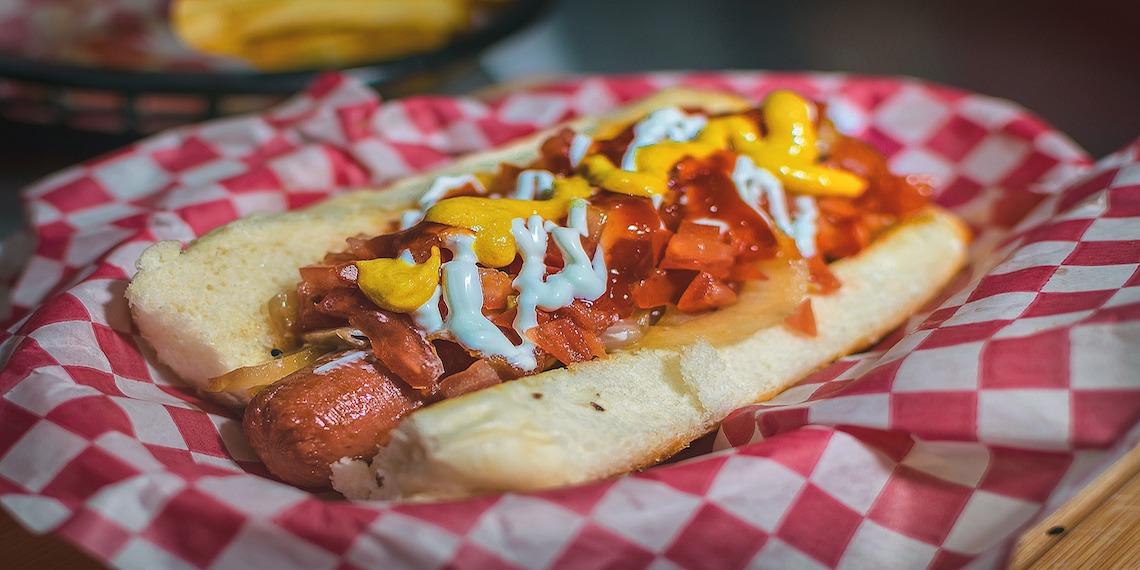 Tres aderezos y topping para hot dog