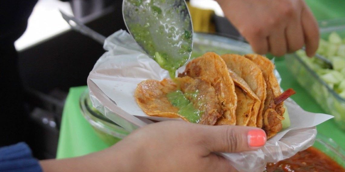 Descubre el origen de los tacos de canasta y cómo se preparan