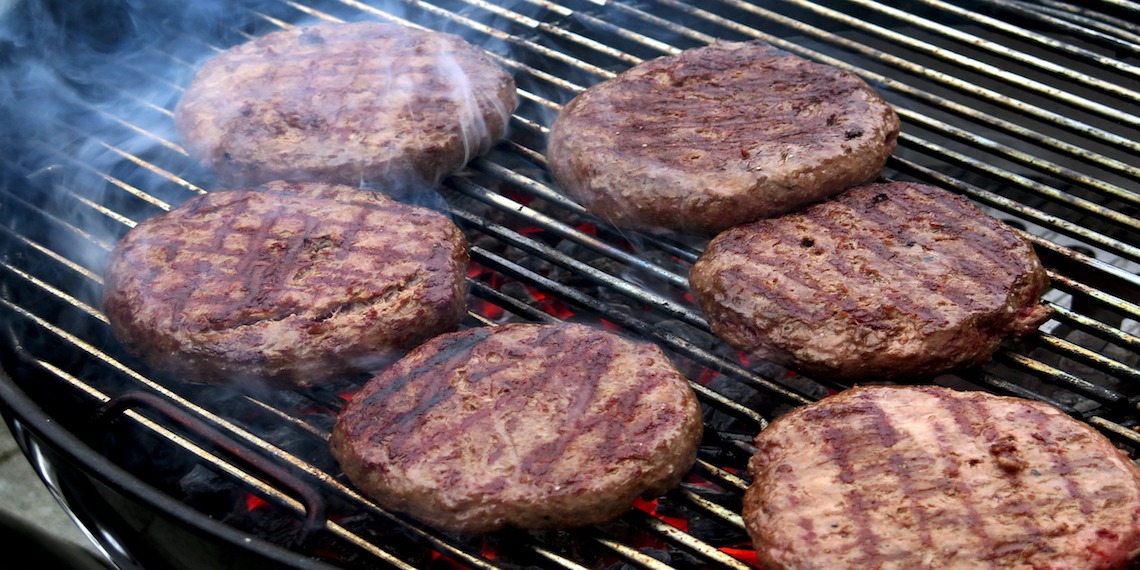 Prepara la carne para una hamburguesa memorable