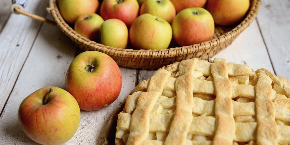 Un clásico para las reuniones: Pay de queso con manzana