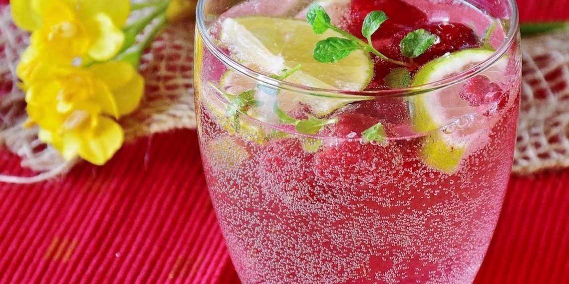 Tres refrescantes tragos hechos con agua mineral