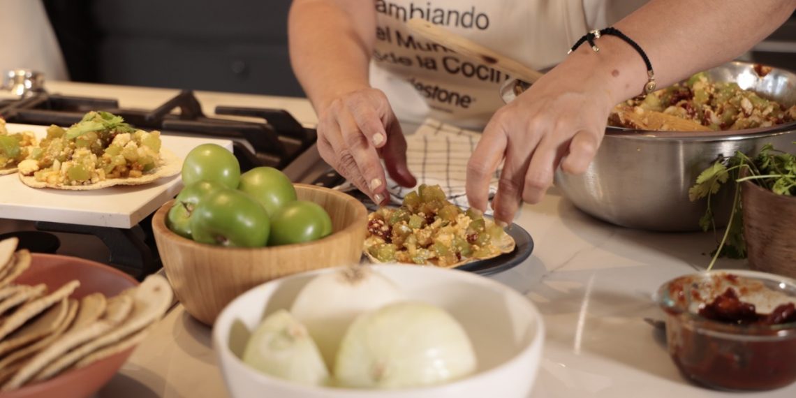 Ensalada de tomatillos con queso fresco