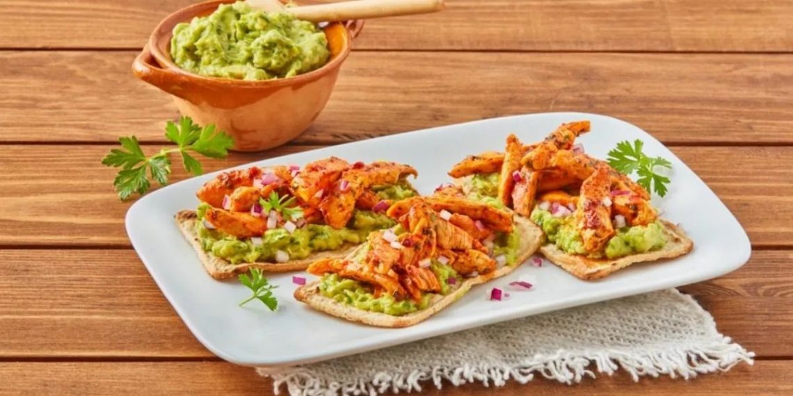 Prepara unas tostadas de pollo al pibil y sal del apuro en la cocina hoy