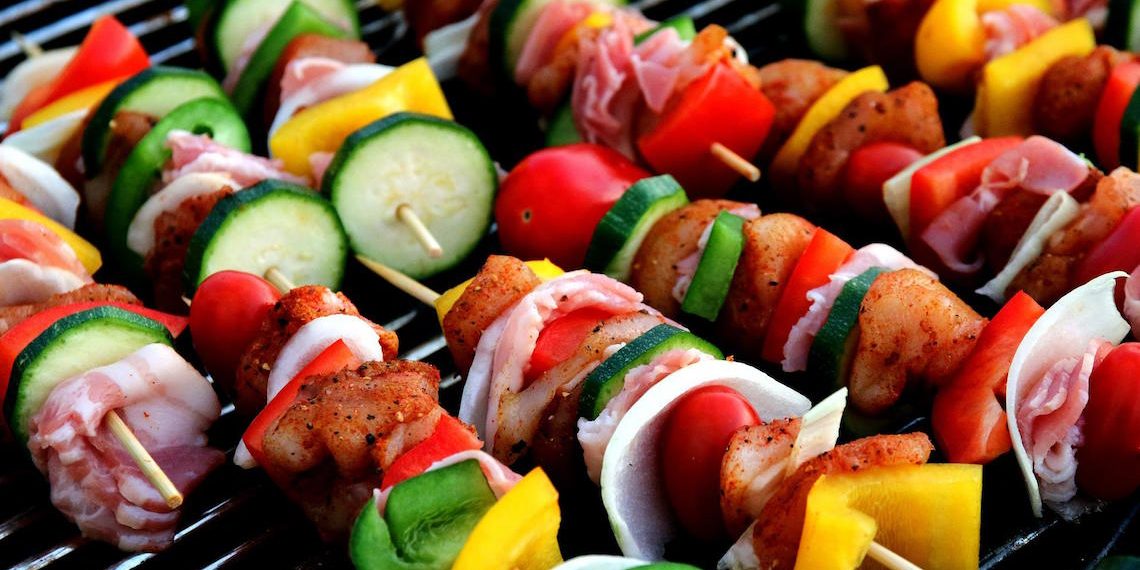 Prepara brochetas de vegetales, pero bien condimentadas