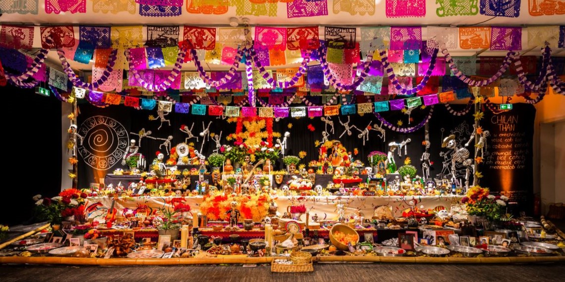 Platillos tradicionales de Día de Muertos en las ofrendas