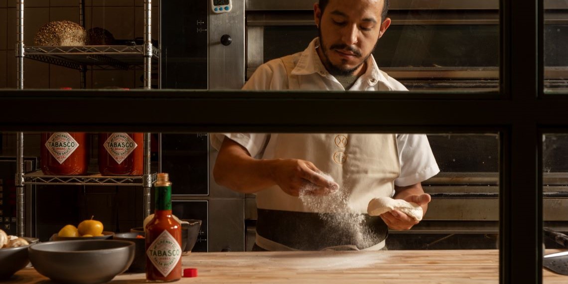 Prepara una pizza frita con salsa picante