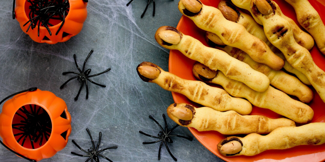 Un recetario con dedos de bruja, tumbas y gusanos para asustar en casa