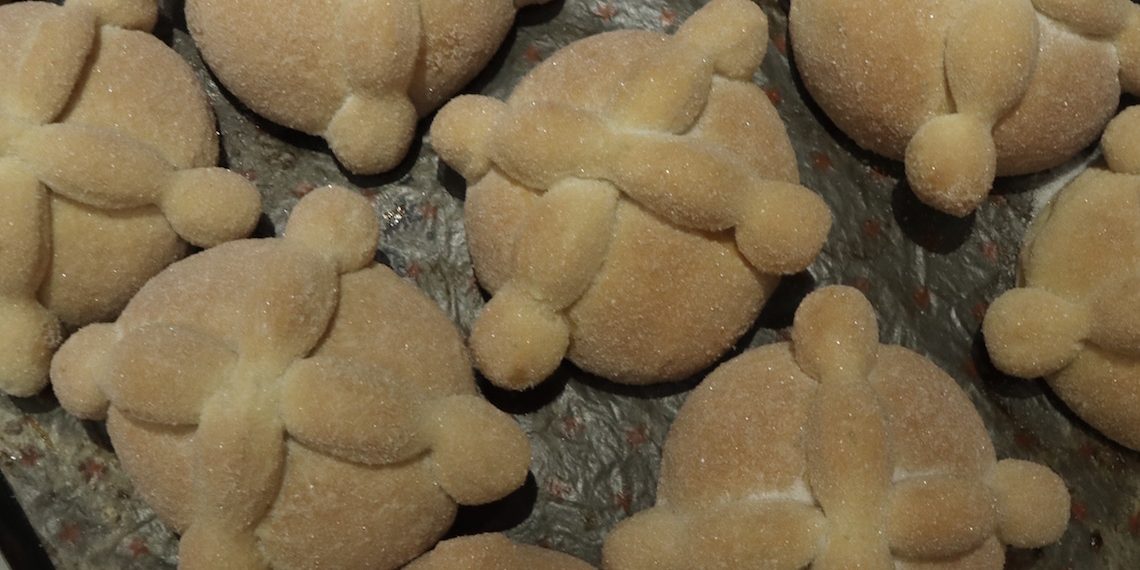 Aprende a cocinar un pan de muerto de temporada al estilo Amado