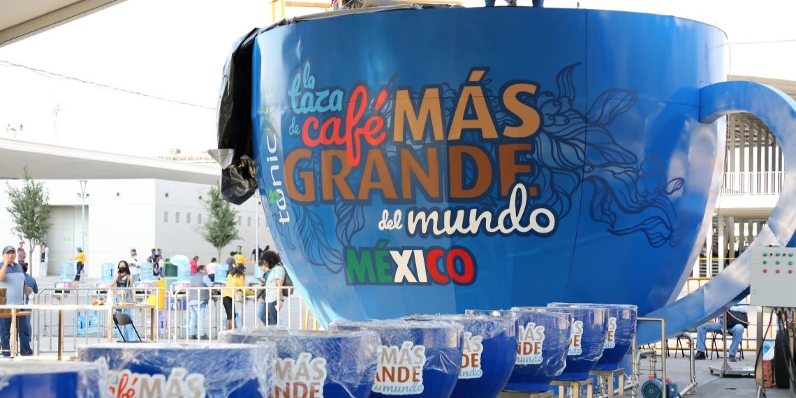 Con más de 20 mil litros,  preparan la taza de café más grande del mundo