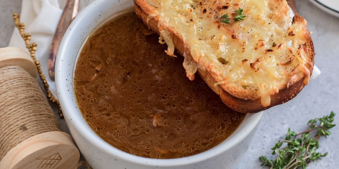 ¡Perfecta para el frío! Prepara una deliciosa sopa de cebolla