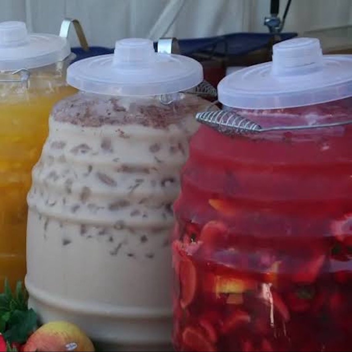 Prepara agua de Tutifruti, una bebida de carnaval en Hidalgo
