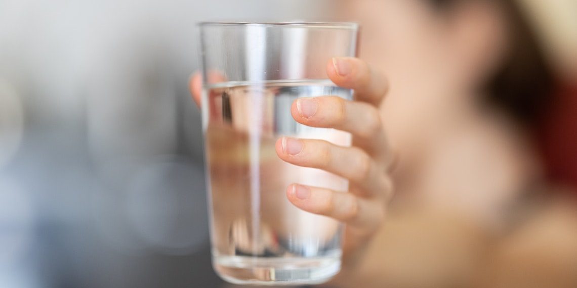 ¿Es necesario tomar dos litros de agua al día?