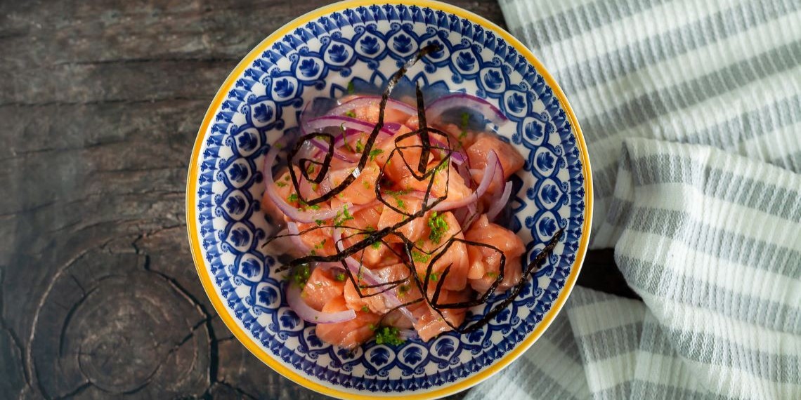 Prepara un delicioso estofado frío de salmón con mango