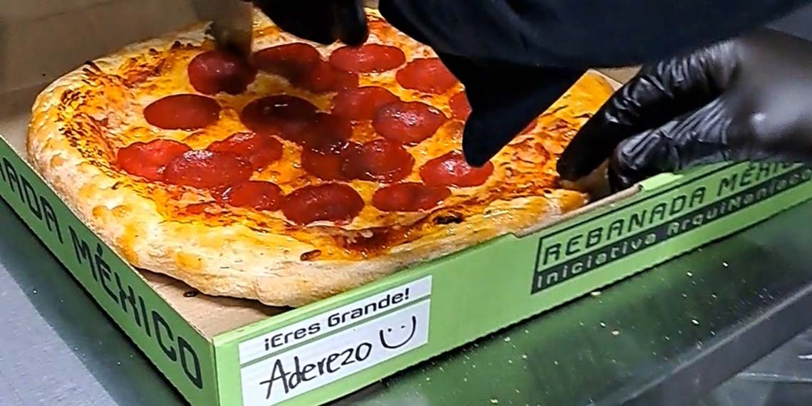 Rebanada México, una pizzería que ayuda a quien lo necesita