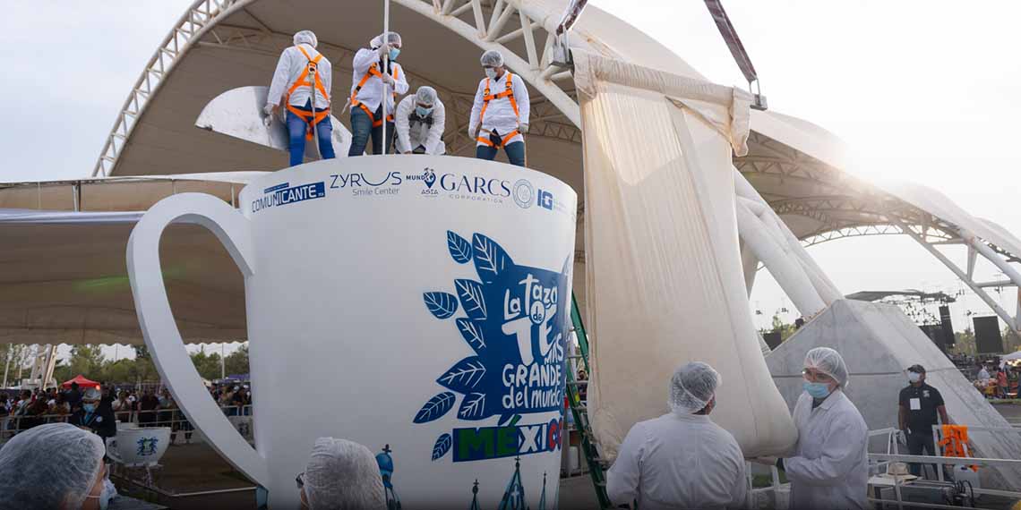 Preparan la taza de té más grande del mundo en Guanajuato