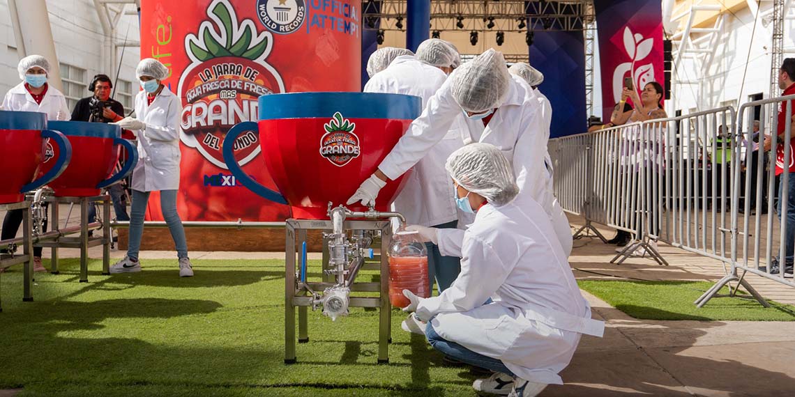 La jarra de agua de fresa más grande del mundo está en Irapuato