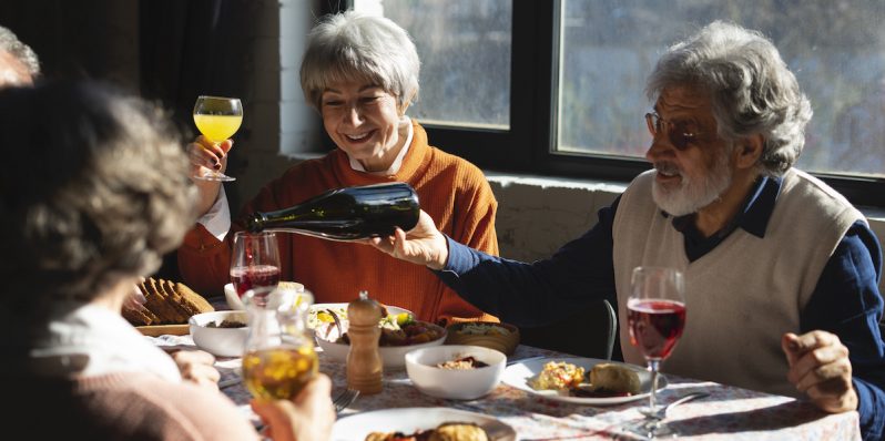 Festeja en grande el Día del Abuelo, con estos descuentos del INAPAM