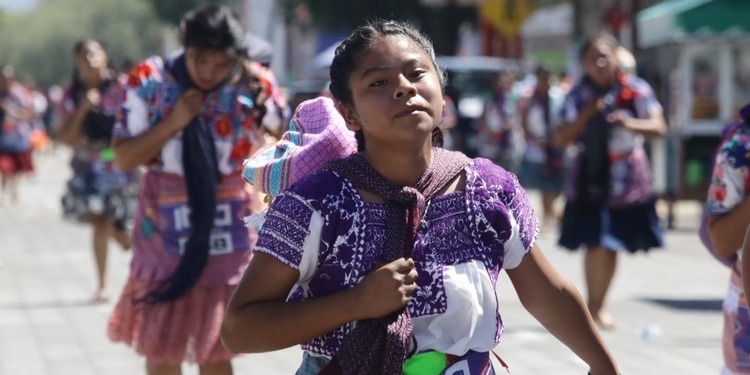 Mujeres corren 5 kilómetros cargando 5 kilos de tortilla