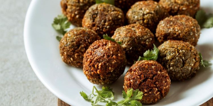 La misteriosa historia del falafel y una receta fácil